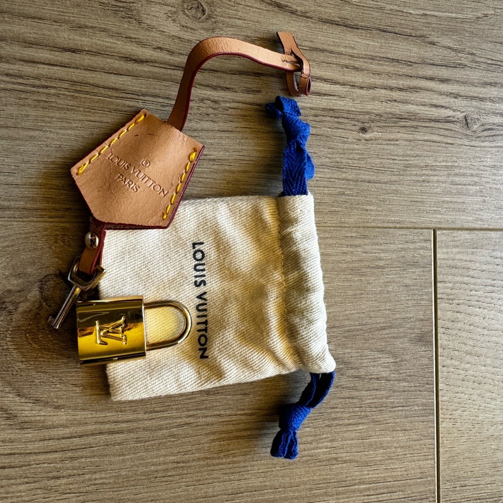 Louis Vuitton lock with one key 💛🧡